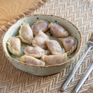 Вареники з чорницями та сметаною (200/50 г)