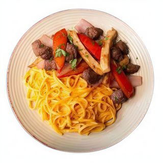Tallarines A La Huancaína Con Lomo Saltado