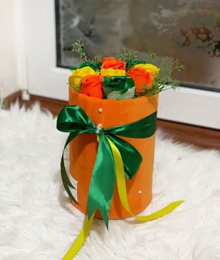 Cutie rotunda  trandafiri portocalii, verzi si galbeni