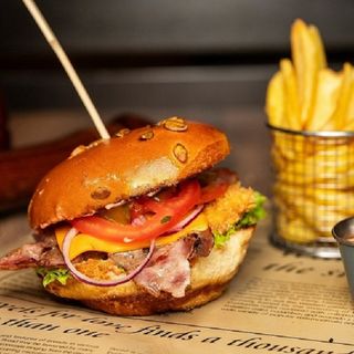 Burger cu pui crocant și cartofi prăjiți / wedges