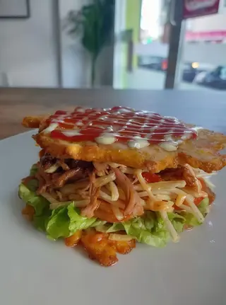 Patacón mixto de carne de ternera y pollo