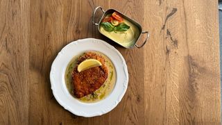 Курячий шніцель з теплим соусом тартар та картопляним пюре (500г)