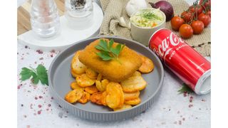 Cascaval pane cu pesmet auriu,rondele crocante de cartofi,salata de varza alba,Coca Cola
