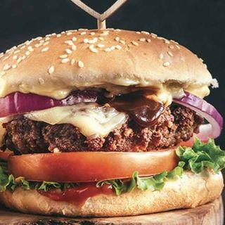 12. Hamburger, onion rings, scamorza, brasil, bacon, uovo, insalata