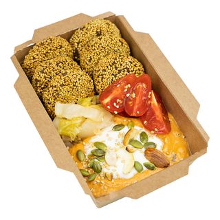 Falafel cu crema de ardei copti, nuci si rosii uscate.