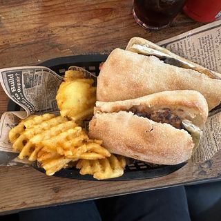 Costella, Bolets Saltejats, Ceba Caramelitzada, Formatge Brie  i salsa de tòfona