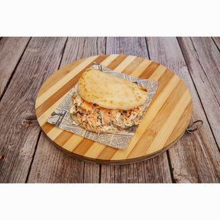 Arepa con pollo y queso costeño