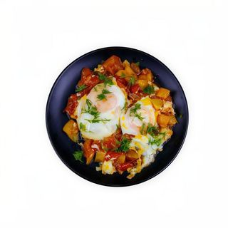 Sartén De Huevos Fritos Con Patatas Fritas Y Pimientos Rojos