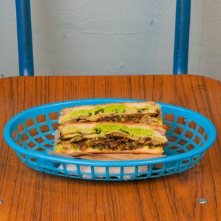 SANDWICH DE SETAS, GUISANTES Y PEPINO EN KIMCHI.