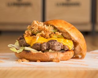 Burguer inglesa. Con patatas y salsa!