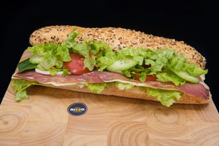 Sendvič s pršutom i sirom mali