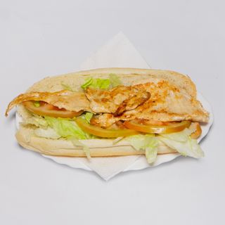 Combinado Vegetal Con Pollo En Pan Viena