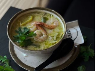 Zupa kokosowa z krewetkami