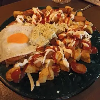 Salchipapa con huevo y queso