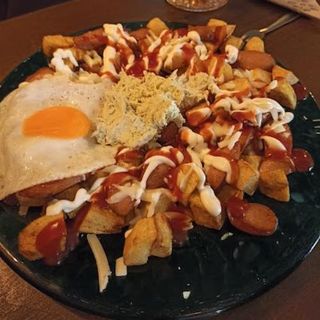 Salchipapa con huevo y queso