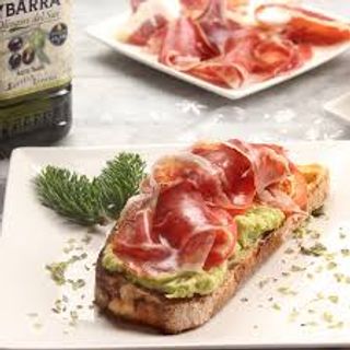 Tostada De Aguacate Con Jamón Y Tomate