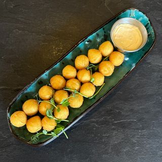 Картопляні крокети з сирним соусом (220/50г)