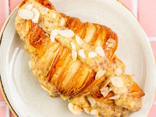 Круассан с миндальным сиропом