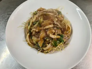 Fideos Crujientes Con Pollo Y Verduras