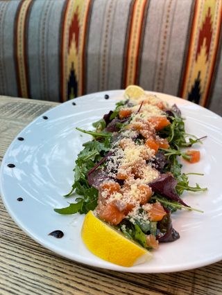 Салат з лососем і гуакамоле (250г)