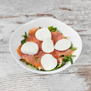 Insalatona con bufala e salmone