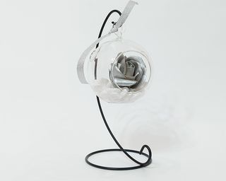 Glob de sticla pe suport metal cu pietris alb decor, trandafir sapun Argintiu