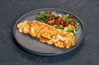 Omletă cu şuncă şi caşcaval