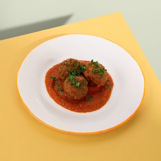 Мʼясні боли з яловичини під томатним соусом