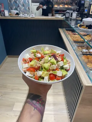 Insalata tonno, pomodorini, avocado, feta