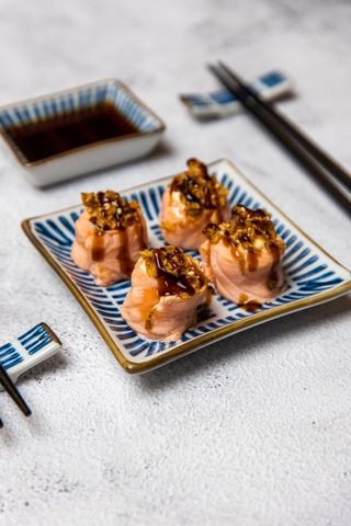 Gunkans de Salmão Braseado 4 Peças