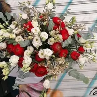 Bouquet ranuncoli e lisianthus
