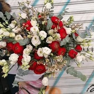 Bouquet ranuncoli e lisianthus