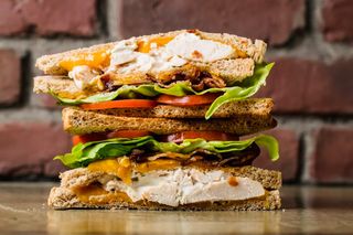 Hooked club sandwitch con fries