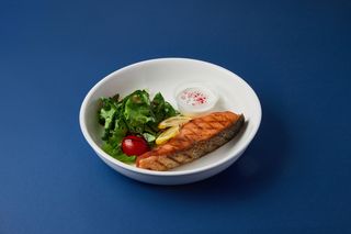 Стейк из семги с гарниром