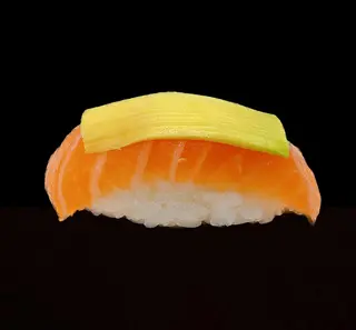 Nigiri de salmón y aguacate