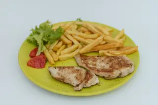Piept de pui la gratar+cartofi prajiti+sos de usturoi home made