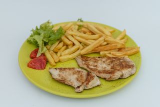 Piept de pui la gratar+cartofi prajiti+sos de usturoi home made