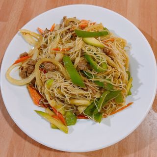 38. Fideos De Arroz Con Ternera Y Curry