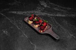 Bruschetta cu brie copt și fructe de pădure