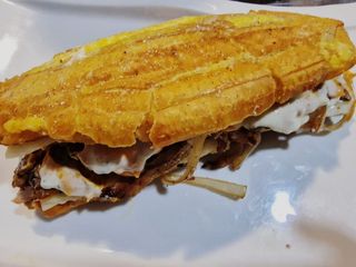 Patacón Relleno De Carne Y Queso