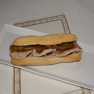 Bocadillo De Lomo Com Pimientos Y Jamón Serrano 