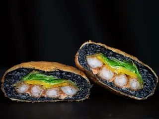 Burger z krewetkami w tempurze