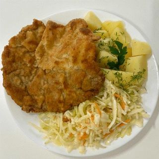 Kotlet schabowy z ziemniakami i surówką