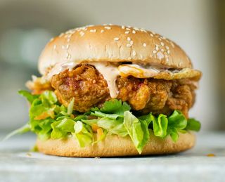 Crispy chicken burger con patatine