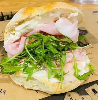 Rosetta Parma cotto, stracchino e rucola