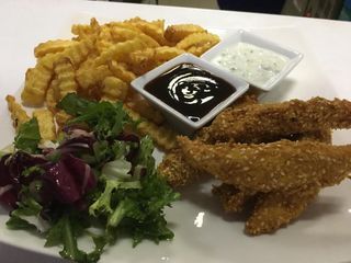 Degețele de pui, cartofi prăjiți, sos barbeque și sos tzatziki