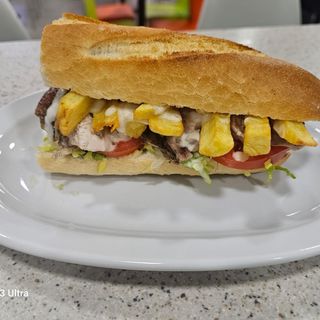 Pan con pollo a la brasa