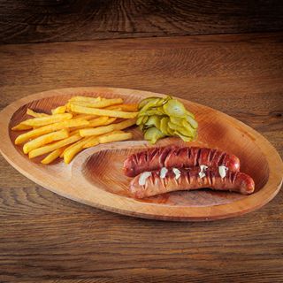 Kobasica 2 komada sa sirom i pomfritom