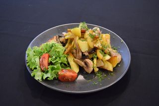 Cartofi țărănești la cuptor cu ceapă și ciuperci