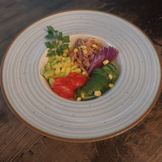 Salata cu ton si avocado 320 g